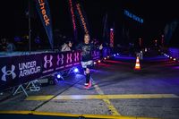 Lauftrainer l&auml;uft im dunkeln bei einem Marathon